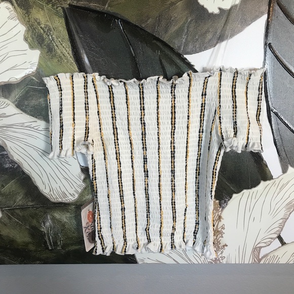 NWT Off The Shoulder Smocked Top - Picture 6 of 8